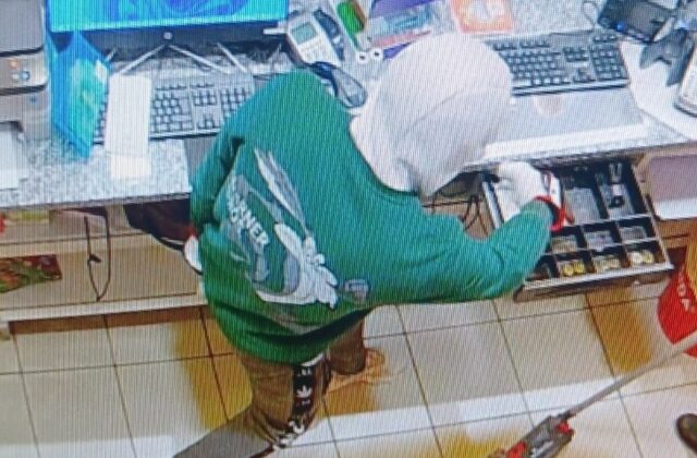 Muž so šatkou a nožom v ruke prepadol čerpaciu stanicu v Stupave, odniesol si 800 eur – FOTO