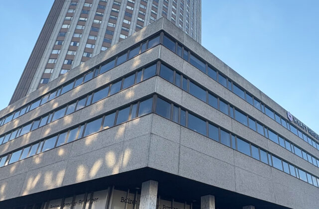 Veľvyslanec spadol z 22. poschodia hotela