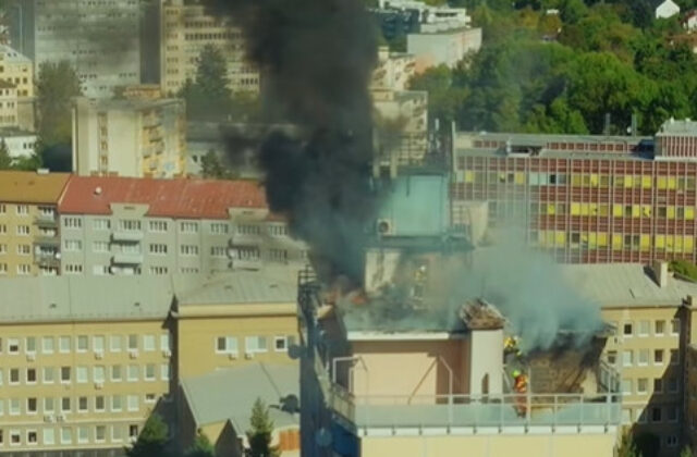 Strechu paneláku v Banskej Bystrici zachvátil požiar, ľudí museli evakuovať – VIDEO