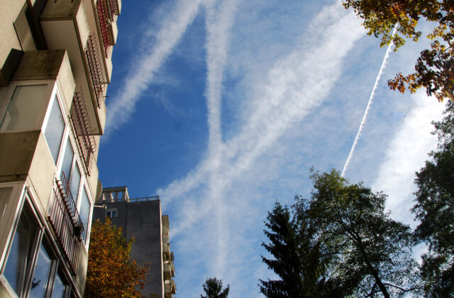 Chemtrails aj svet ovládaný Židmi, hoaxom najviac veria podporovatelia Republiky a Smeru