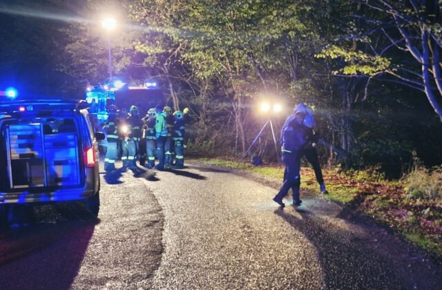 Pri obci Močiar sa zo strmého zrázu zrútilo auto, vodič ani spolujazdec nehodu neprežili