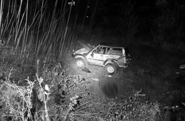 Opitý vodič na Nissane havaroval v obci Dlhé Pole, pri nehode zahynul človek na zadnom sedadle