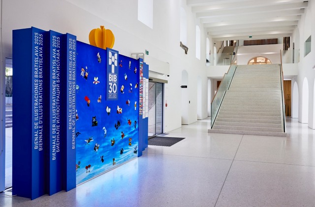 Jubilejný ročník Bienále ilustrácií Bratislava odštartoval, slávnostné otvorenie však sprevádzal protest – VIDEO, FOTO