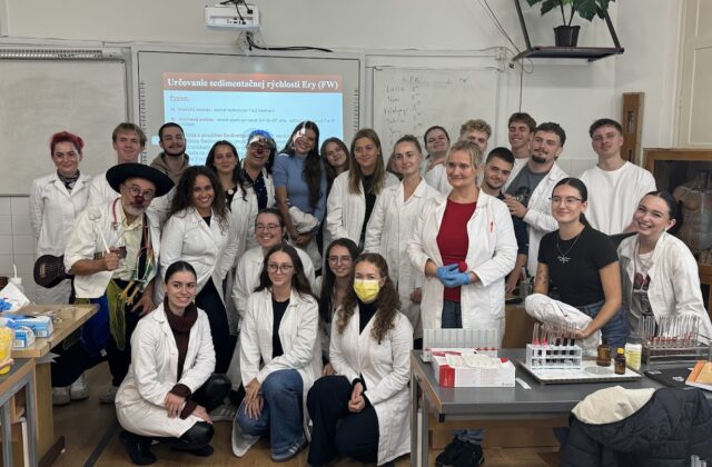 Úsmev pri príležitosti Dňa úsmevu priniesli zdravotní klauni na Lekársku fakultu Univerzity Komenského v Bratislave