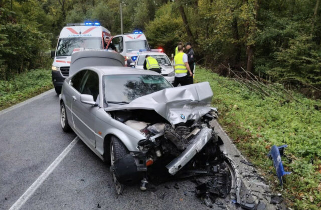 Čelná zrážka pri Klenove si vyžiadala viaceré ťažké zranenia, 65-ročný muž bojuje o život – FOTO