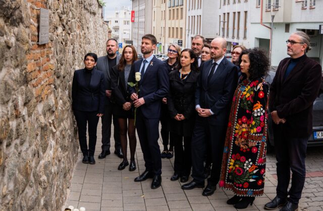 Šimečka: Výročie útoku na Tepláreň nám musí pripomínať, kam vedú nenávistné slová – FOTO