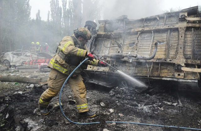 Ukrajinské drony zasiahli ruskú rafinériu, útok vyvolal explózie a požiar