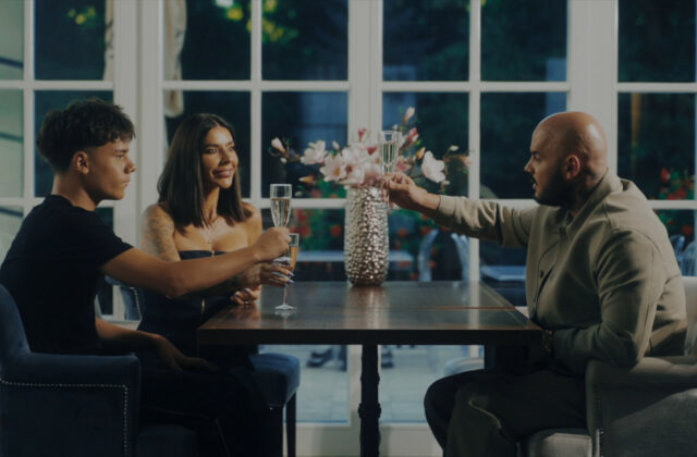 Majself si pripíja na život a ukázal celú svoju rodinu – VIDEO