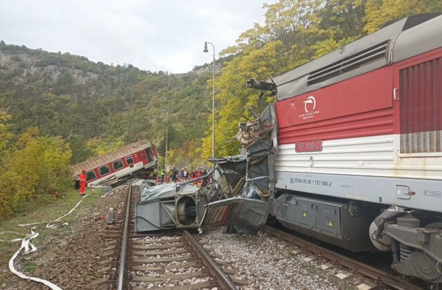 Pri Rožňave sa zrazili dva rýchliky Gemeran s desiatkami cestujúcich, jeden z vlakov sa prepadol z trate – VIDEO, FOTO