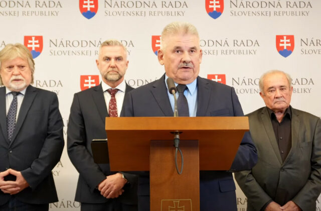 Smer chce kvôli Matovičovi zakázať v rokovacej sále grafy aj obrazové pomôcky, plánuje aj sankcie – VIDEO