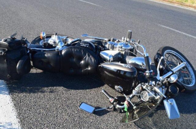 Mladý motorkár nezvládol v zákrute riadenie, neprežil náraz do stromu