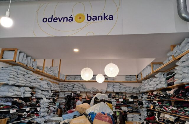 Odevná banka má zmysel, za prvý rok fungovania pomohla vyše dvom tisíckam rodín – VIDEO, FOTO