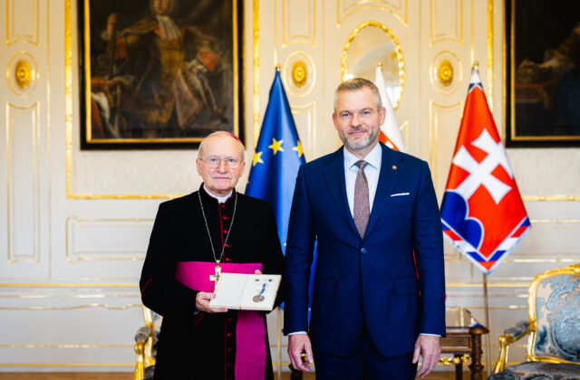 Pellegrini odovzdal ďakovnú medailu biskupovi Rábekovi, poďakoval mu za službu v prospech ozbrojených síl – FOTO