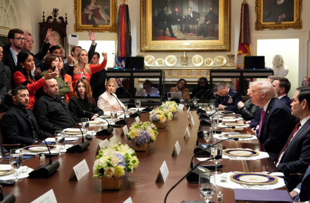 Na schôdzke Trump – Zelenskyj nikto nekričal, ale po telefonáte s Putinom bol Trump tvrdý