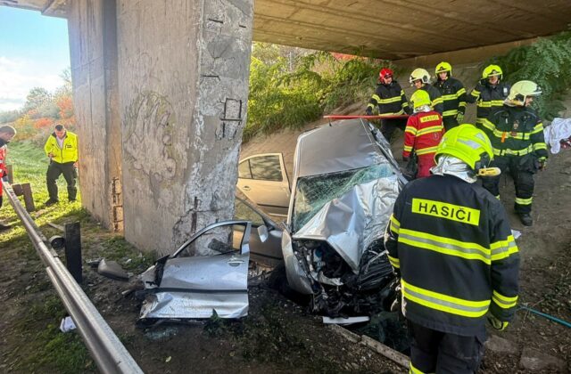 Na diaľnici D2 sa stala tragická nehoda, 70-ročný vodič neprežil náraz do mostného piliera