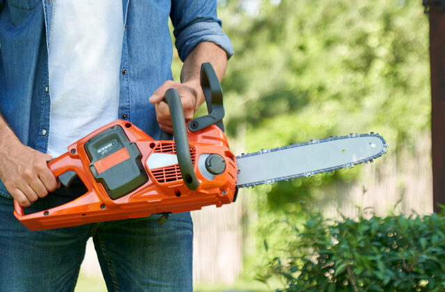 Predavačku napadol motorovou pílou