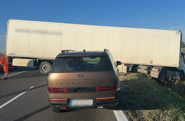 Na diaľnici D1 v smere do Bratislavy sú blokované dva jazdné pruhy, tvoria sa kolóny