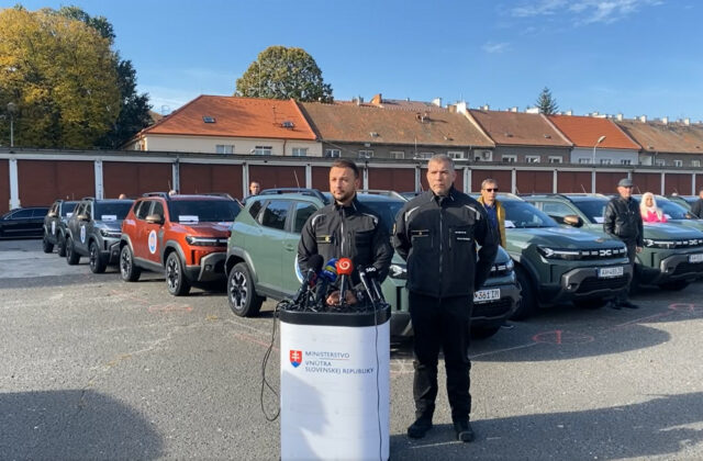 Pracoviská krízových riadení na okresných úradoch majú k dispozícii 40 nových áut, vyšli na milión eur – VIDEO
