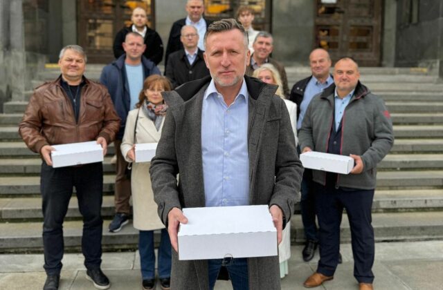Winkler odovzdal podpisy, strana Dunaj oficiálne vstupuje do komunálnej politiky – FOTO