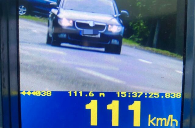 Cez obec uháňala na aute viac než stovkou, namerali ju policajti. 28-ročnú ženu to stálo osem stovák