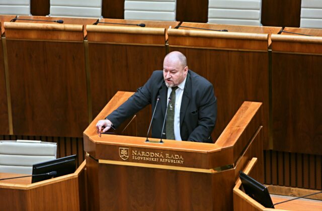 Novela o hazarde v parlamente uspela. Huliak chce získať pre štát peniaze, ktoré sa váľajú na zemi – VIDEO