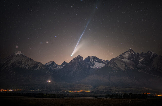 Slovenský fotograf získal cenu Astronomický snímok dňa od NASA, zachytil kométu nad Vysokými Tatrami