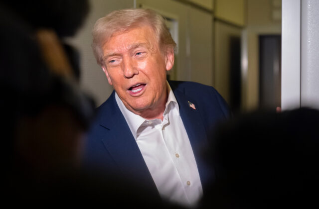 Severná Kórea je „akýmsi jadrovým štátom“, vyhlásil Trump počas cesty na summit v Ázii