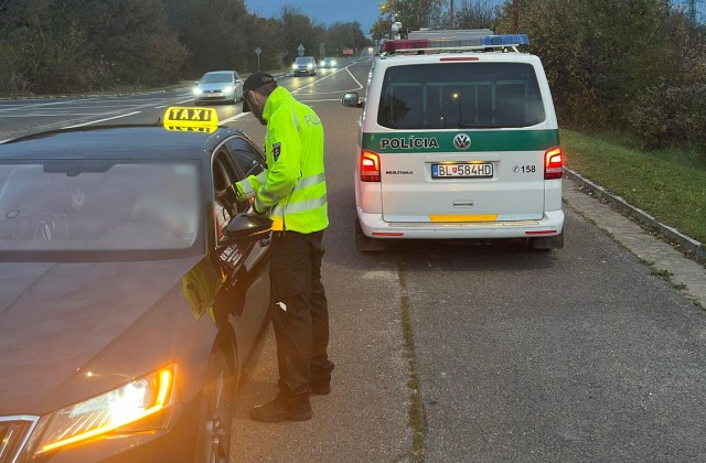 Bratislavskí policajti si posvietili na vodičov taxíkov a tuningových vozidiel, zistili stovky porušení zákona – FOTO