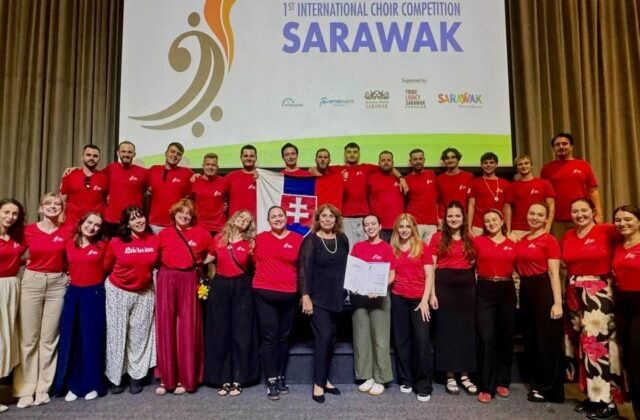 Spevácky zbor Lúčnica triumfoval na súťaži v Malajzii, úspech ocenila aj ministerka Šimkovičová – FOTO