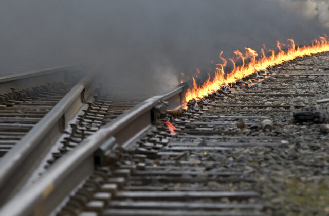 Légia Slobody Ruska spálila desiatky lokomotív ruských nákladných vlakov