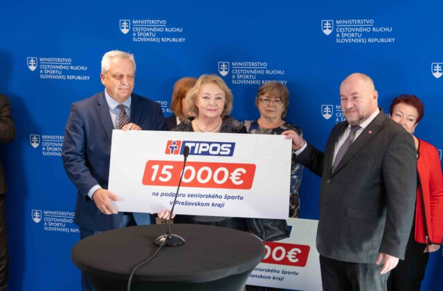 Huliak odovzdal šeky dôchodcom, peniaze z hazardu majú podporiť športové aktivity seniorov – VIDEO, FOTO