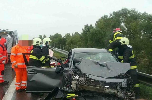 Zrážka troch áut na diaľnici D1 pred Bratislavou spôsobila rozsiahle kolóny