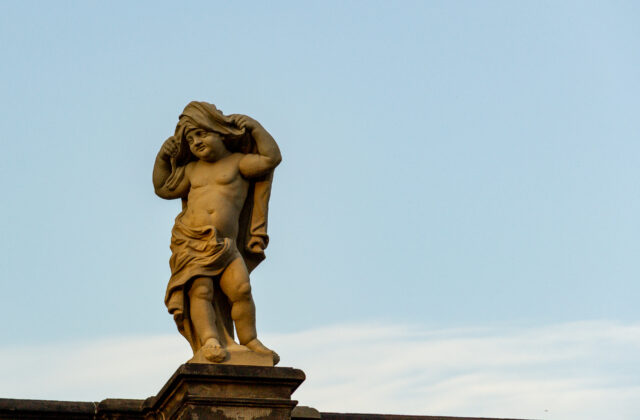 Na lávke pribudla socha, vystrašení vodiči volajú polícii, že je tam samovrah