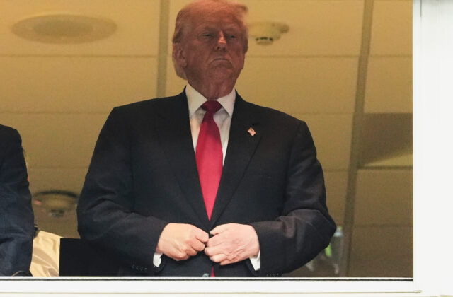 Trump udelil milosť viac ako 70 ľuďom obviňovaným z pokusu o zmarenie volieb z roku 2020