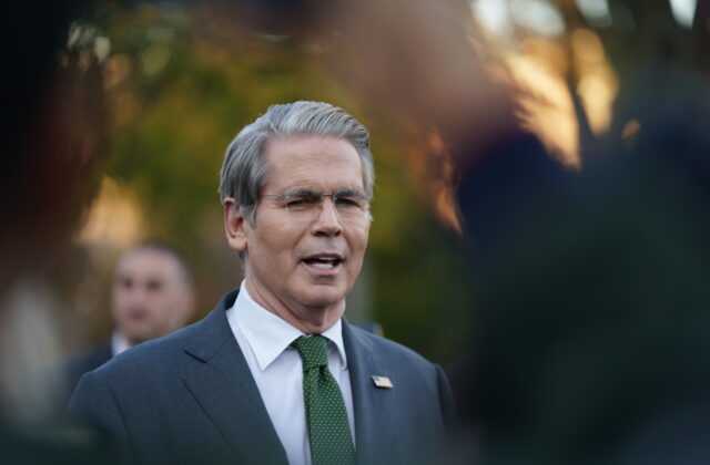 Minister financií USA signalizoval opatrenie na zníženie cien kávy či banánov