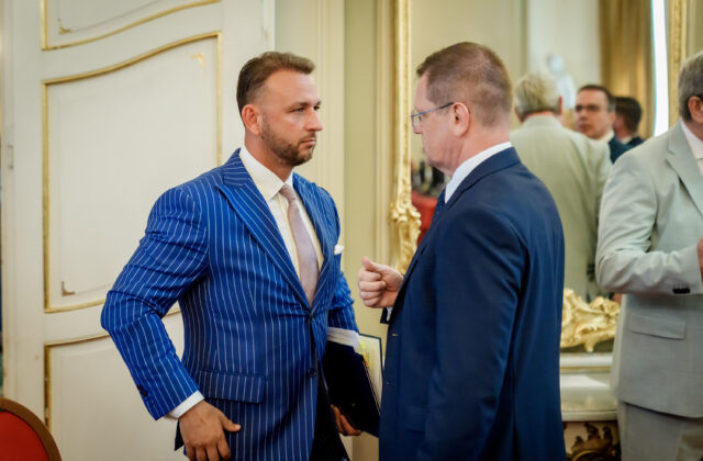Kmec ponúkol Šutajovi Eštokovi svoju demisiu, šéf Hlasu-SD ju prijal