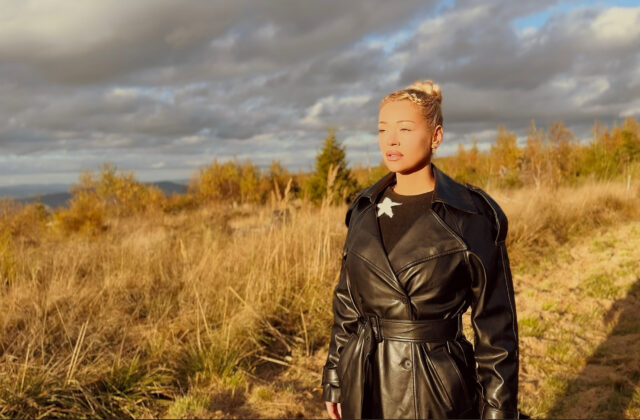 Lucia Gibarti má debutový album GIBARTI a k jednej z najintímnejších piesní vydala aj videoklip – VIDEO