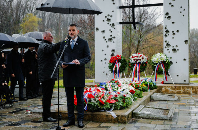 Pellegrini mal prejav aj pri Bráne Slobody, pri pripomienke Dňa boja za slobodu a demokraciu vyzval k rešpektu a slušnosti – FOTO