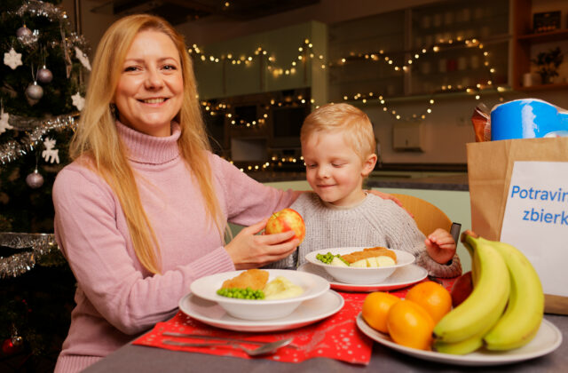 Tesco už 13 rokov spája Slovensko na pomoc ľuďom v núdzi. Najväčšia potravinová zbierka štartuje 20. novembra