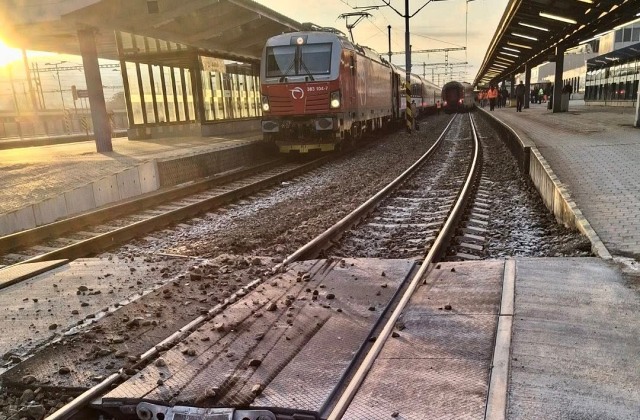 V Košiciach sa vykoľajil osobný vlak, na mieste zasahovali aj záchranári – VIDEO, FOTO
