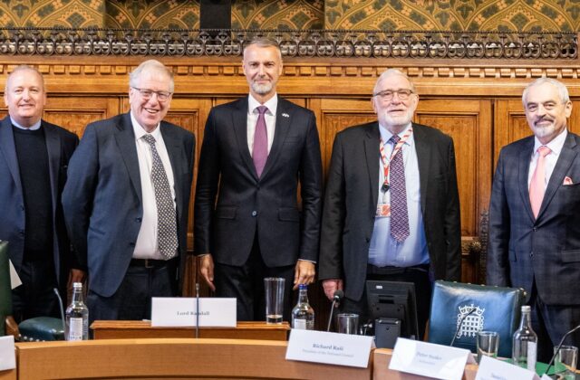 Šéf národnej rady Raši navštívil britský parlament, chcel by s ním aj prehĺbiť spoluprácu – FOTO
