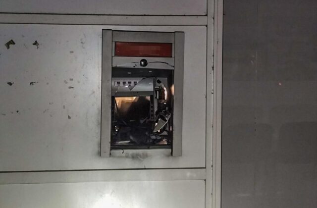 V Košiciach poškodili objekt banky aj bankomat, vyšetrovateľ začal trestné stíhanie – FOTO