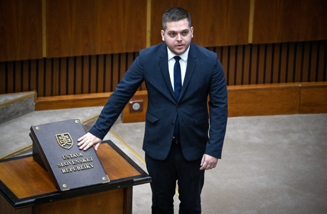 Opozícia žiada odvolanie Melichera za výroky o Ukrajine, podľa Jakaba je hanbou a bezpečnostným rizikom Slovenska – VIDEO