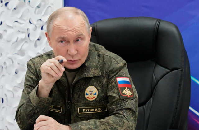 Putin hrozí, že dobyje ďalšie mestá, ak Kyjev odmietne mierový návrh USA