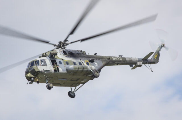 Ukrajinci dronom zostrelili vrtuľník Mi-8 na ruskom území