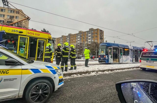 Na Triede SNP v Košiciach a zrazili dve električky, zranilo sa osem osôb – FOTO