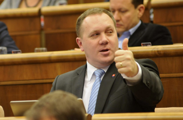 Kresťanská únia odmieta spochybňovanie práva Slovenska na národnú identitu a konanie eurokomisie