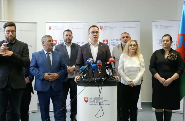 Tomáš predstavil prvé čísla programu Práca namiesto dávok, tisíce ľudí dostali ponuky a desiatkam už hrozí krátenie dávky – VIDEO
