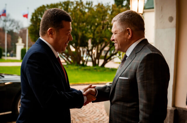 Fico privítal Okamuru. Skvelé stretnutie plné porozumenia a vzájomného rešpektu, tešil sa premiér