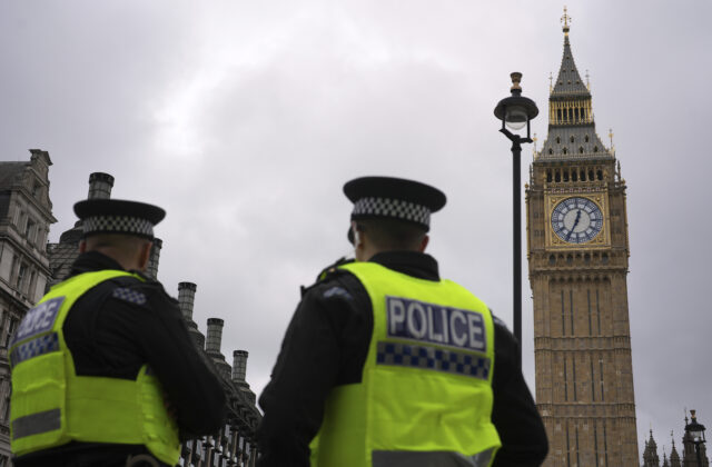 Po útoku na vitrínu s britskými korunovačnými klenotmi zatkli štyroch ľudí